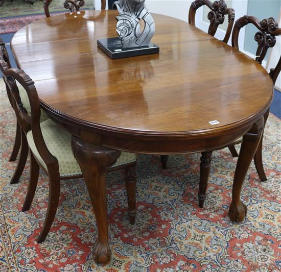A 1930s walnut extending dining table, 178 x 106cm